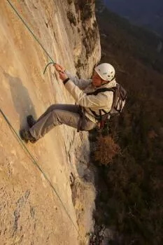 La via corda se termine par un grand rappel pendulaire.