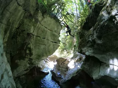 Saut de 12m au canyon du Groin