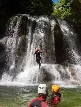 Saut depuis la cascade de tuff.