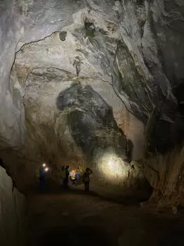Descente encordée dans un immense tunnel sur 40m D-