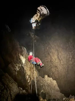 Descente en rappel dans la salle hydrokarst