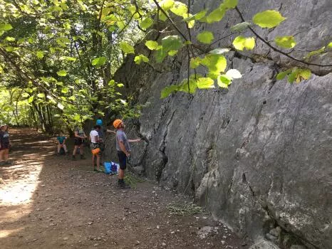 Pendant que certains grimpent d'autres assurent 