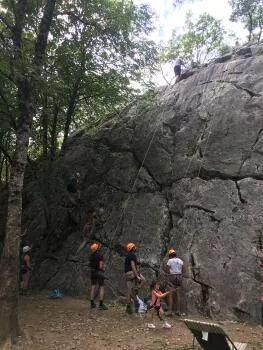 On s'assure les uns les autres