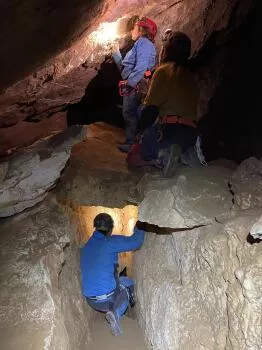 Découverte des passages secrets de la grotte de Favot