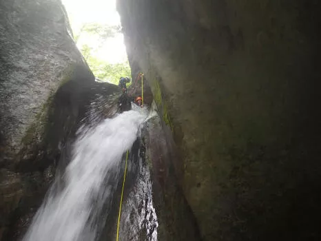 à 45 minutes de Grenoble et 1h30 de Valence et Lyon ce canyon est une découverte de 4h30 de sensations