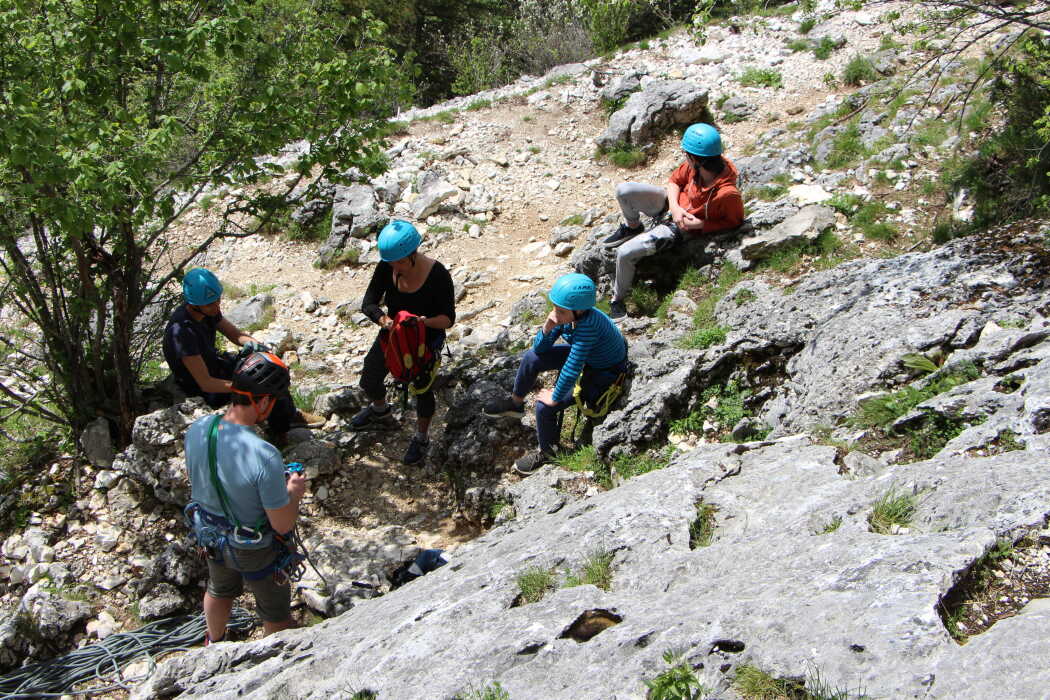 Escalade des petits piliers à Lans en Vercors. Grande voie facile.