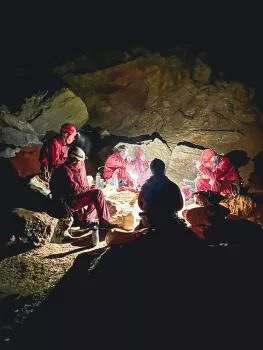Repas dans la salle hydrokarst