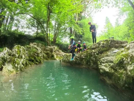 Sauts dans la randonnée aquatique du pont du diable