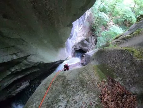Longue et vertigineuse descente en rappel