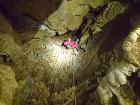 Descente en rappel de 30m à l'entrée de la grotte des Eymards.