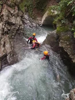 Petite nage avant un toboggan.
