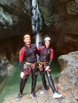 Devant une cascade, au canyon du Pont du Diable.