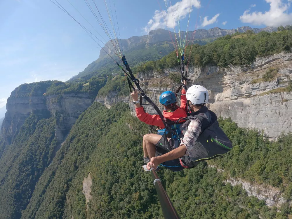 Vol biplace en parapente encadré par un pilote - Office de