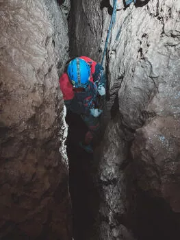 Descente en rappel entre parois rocheuses