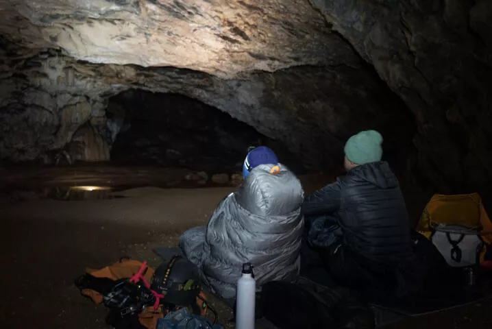 Dîner et nuit sous-terre insolite