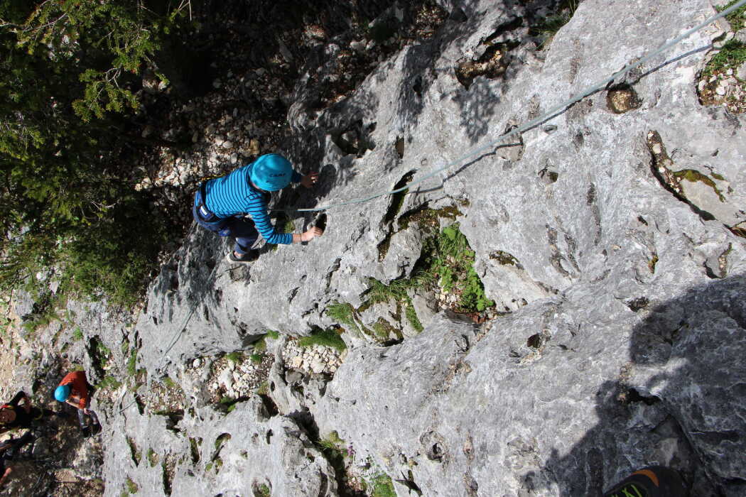 Escalade des petits piliers à Lans en Vercors. Grande voie facile.