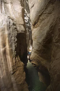 Un canyon entouré de falaises de plus de 100m! à 20minutes de Grenoble et 1h de Lyon!