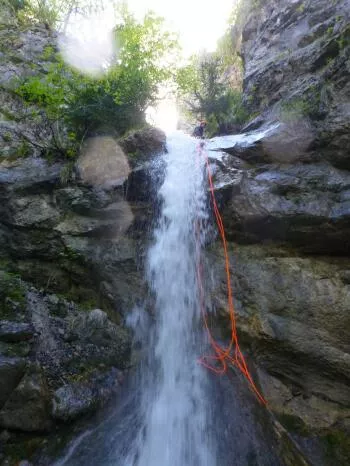 On prépare la corde pour le rappel de 10m à la pissarde