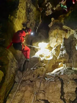 Descente en rappel dans la Grotte des Eymards en Isère