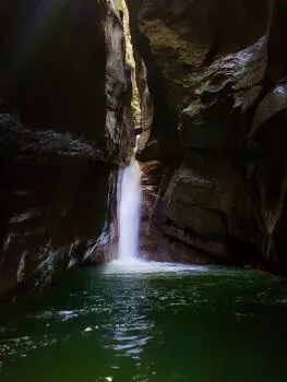 Cascade tombant entre les rocher.