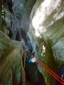 Rappel vertigineux dans le canyon de l'Infernet.