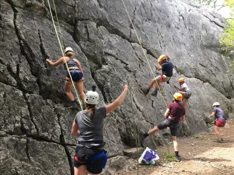On assure les collègues