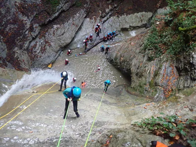 Descente en rappel sur paroi, proche de la cascade.