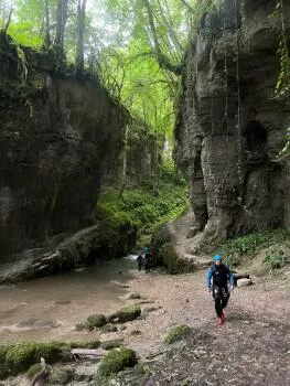 Marche dans le canyon grenand de la bridoire