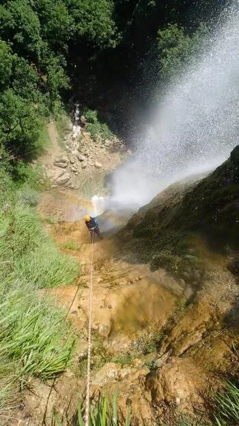 En bas du rappel de 70m au canyon de la Pissarde