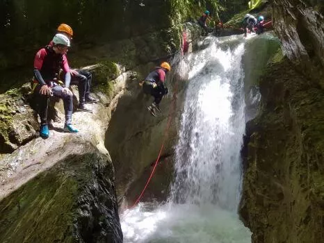 Saut depuis l'arche au canyon du Ternèze