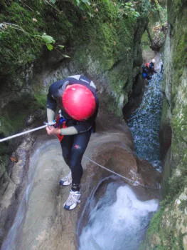 Petit rappel pour acceder à un saut, canyon pont de beauvoisin