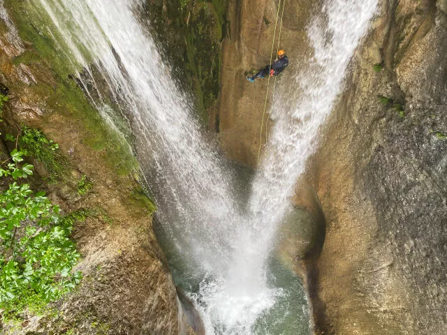Descente en rappel de la 1ère cascade de l'Alloix