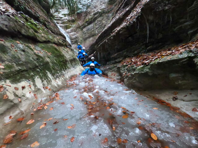 In a dry suit to face the ice and the cold, near Annecy.
